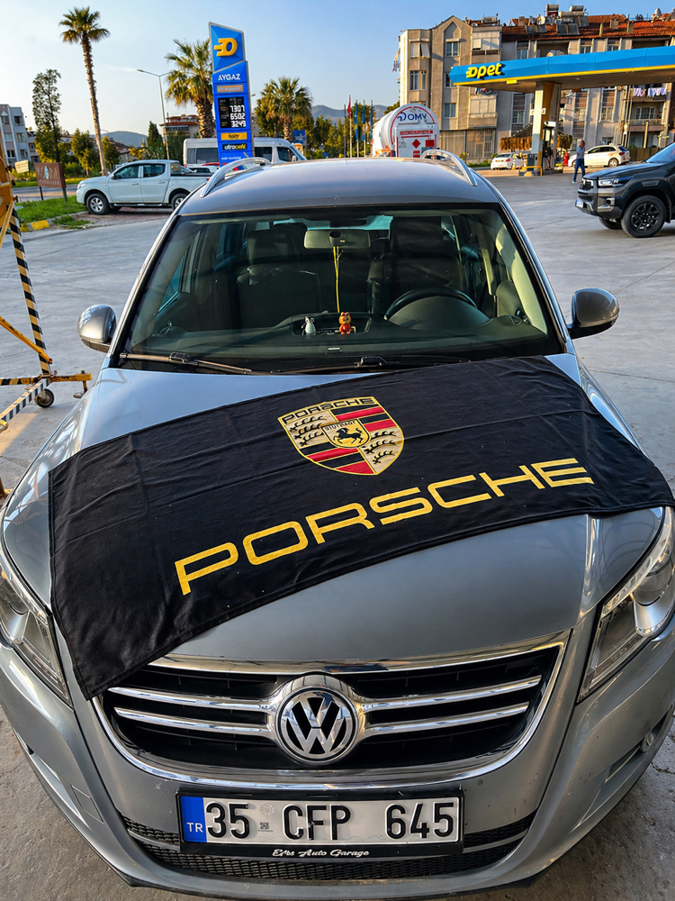 Büyük boy siyah Porsche havlu