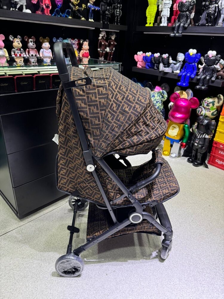 Fendi bebek arabası