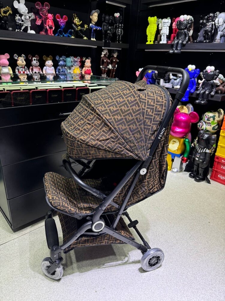 Fendi bebek arabası