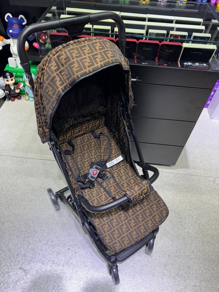 Fendi bebek arabası