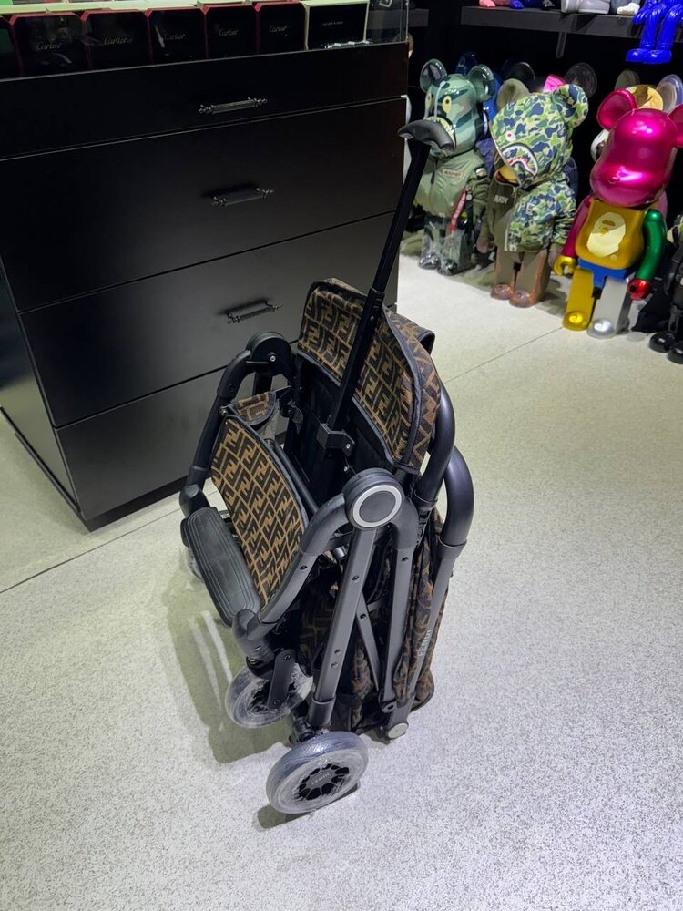 Fendi bebek arabası