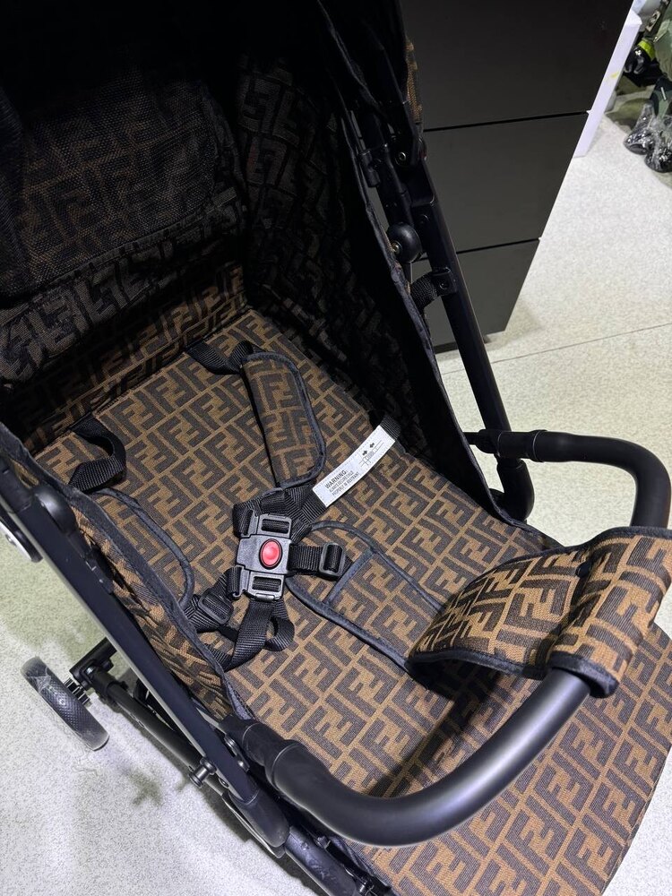 Fendi bebek arabası