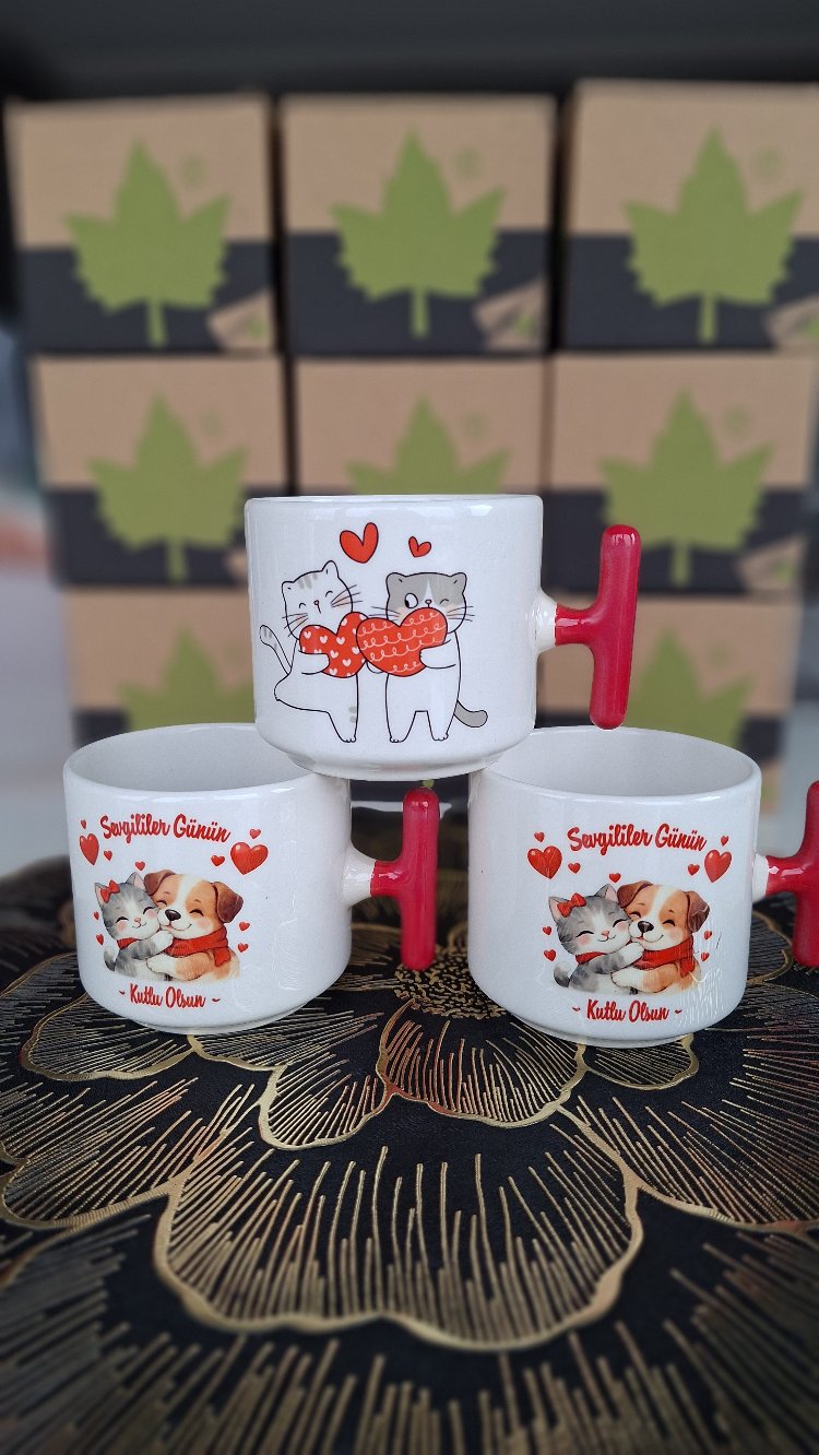 Kırmızı Kedili Kupa