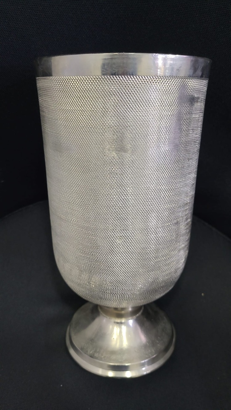 P084.837831 27cm Etan Metal Vazo Kararmaz Yuvarlak Ayaklı Zırh İşlemeli Howard Elliott 1 Adet