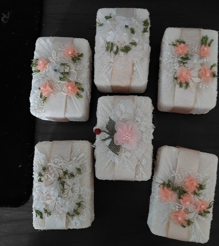 A10492892025 Özel Tasarım İşlemeli El Yapım Süs Sabun Büyük 9x5x3cm Rastgele 1 Adet