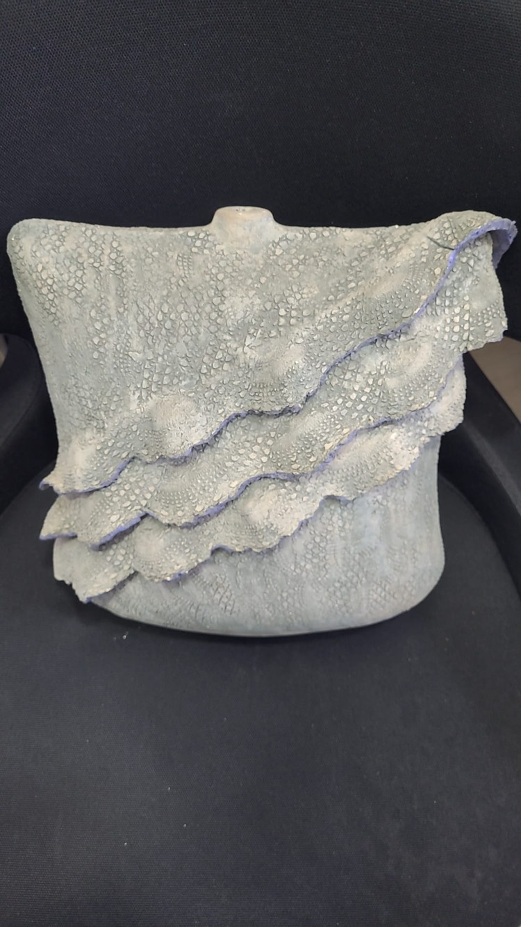 A81EEZ61AD5 Aliye Dörtler Vazo 30x28cm Seramik Sanat İnsan Gövde Kıyafet Fransız 1 Adet