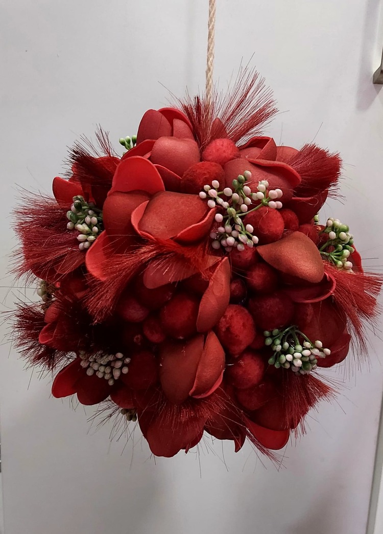 A93965 İpli Yapay Çiçek Top Süs Asmalık Kırmızı Küpe Çiçeği Tüylü Çap 20cm 1 Adet