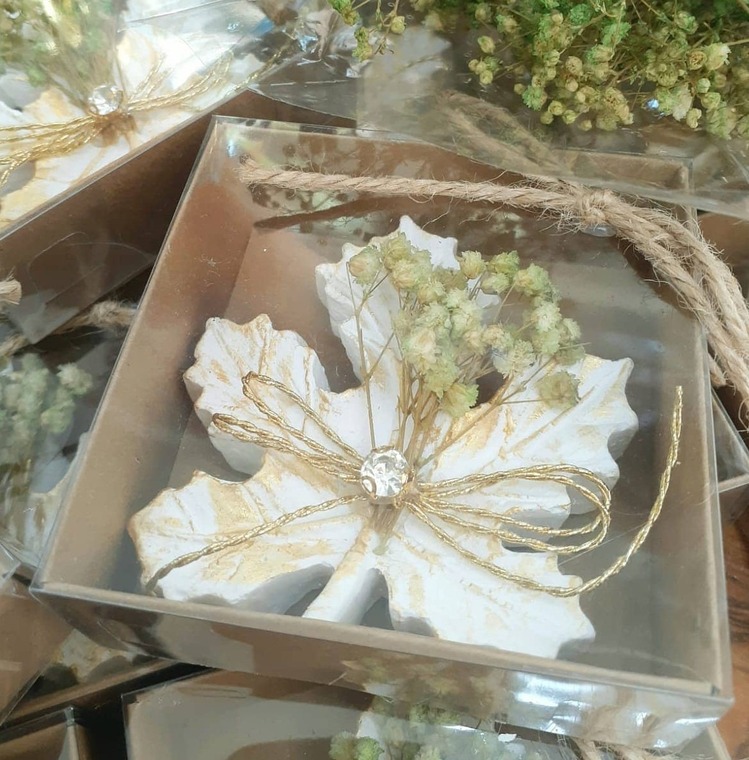 SNS-1285 Karton Kutulu Hasırlı İpli Yıldızlı Sonbahar Yaprak Mum 10x10x3cm 1 Adet