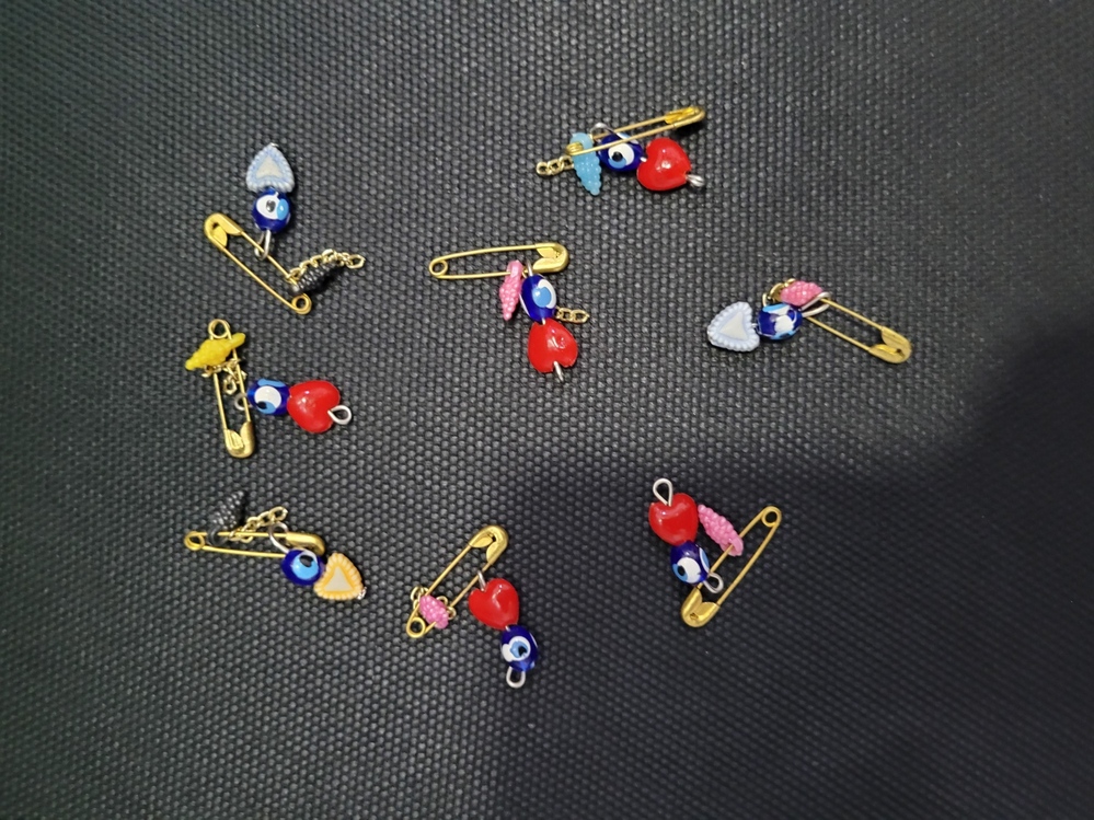 NZR-MNKTRKCNGL-017 Minik Figürlü Çengelli İğne Üzerine Nazar Boncuklu Renkli Süs – Rastgele