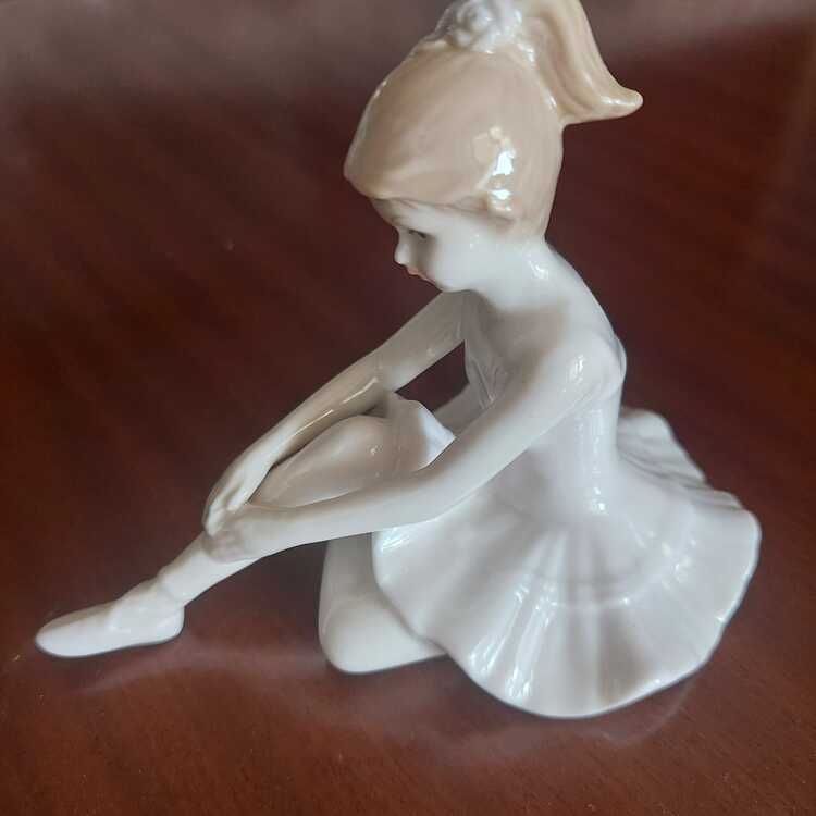 195812052025 Yükseklik 10cm Genişlik 12cm Gürcistan Porselen Balerin 1 Adet