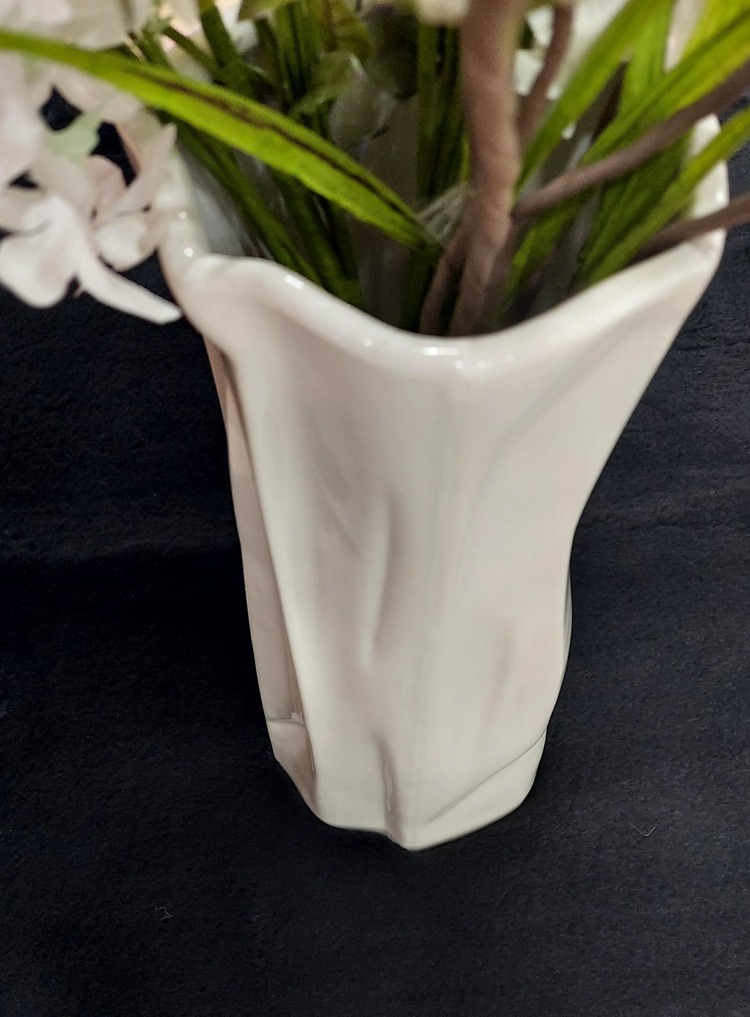 GS98572SH612 Vazo Buruşuk Yüksek Küçük Boy Bej Seramik Çap 12cm Yükseklik 30cm 1 Adet