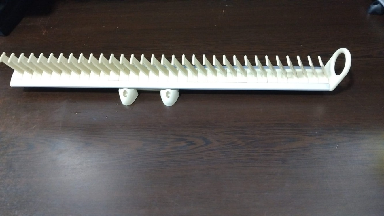 ASG01 Beyaz Gardrop Sürgülü Kravatlık gümüş-krem 50 cm en. 5 cm