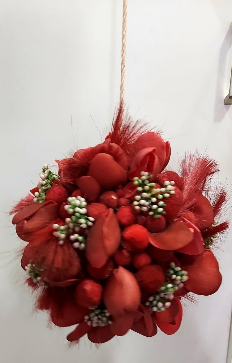 A93965 İpli Yapay Çiçek Top Süs Asmalık Kırmızı Küpe Çiçeği Tüylü Çap 20cm 1 Adet