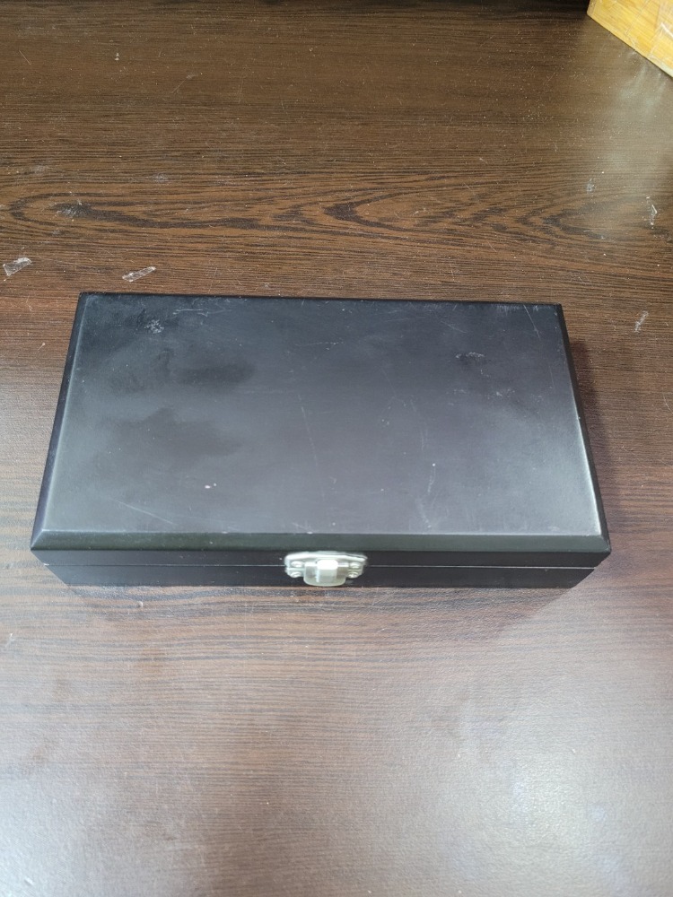 A8TKL4GB Siyah Ahşap Saklama Kutusu 18x10x4 cm Metal Kilitli Kumaş İç Yüzeyli Dekoratif Kutu