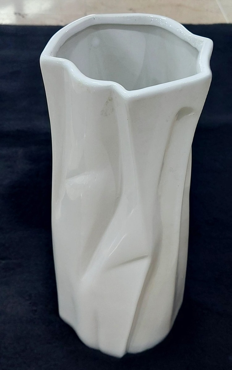 GS98572SH612 Vazo Buruşuk Yüksek Küçük Boy Bej Seramik Çap 12cm Yükseklik 30cm 1 Adet