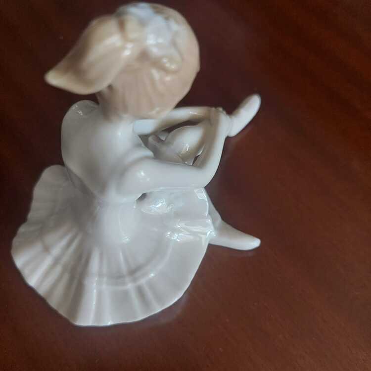 195812052025 Yükseklik 10cm Genişlik 12cm Gürcistan Porselen Balerin 1 Adet