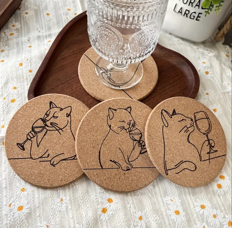WK759599 catwine-4 adet 4 Adet Büyüleyici Kedi & Şarap Kazınmış Mantar Bardak Altlıkları