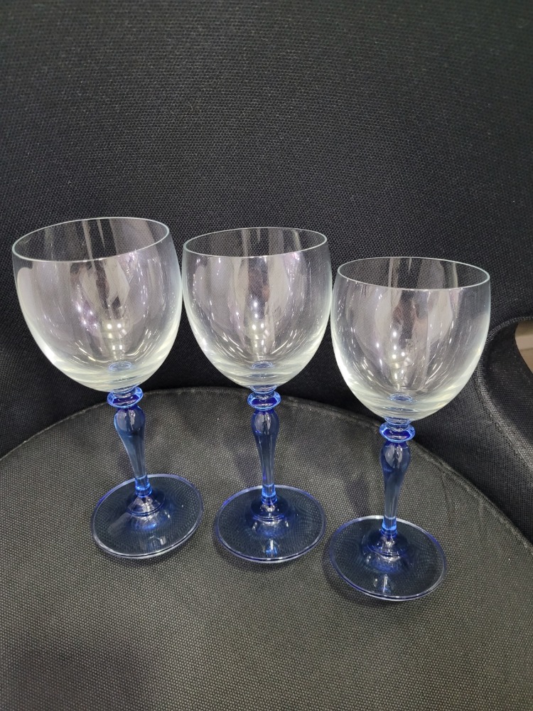 KD-MAV18-3L Mavi Ayaklı Kristal Şarap Kadehi 3’lü Set – 18 cm El Üfleme Cam, Sofistike Masa