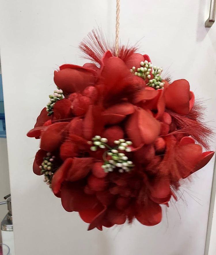 A93965 İpli Yapay Çiçek Top Süs Asmalık Kırmızı Küpe Çiçeği Tüylü Çap 20cm 1 Adet