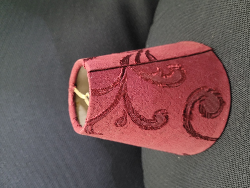 A82240403 Aplik Lamba Şapkası 12cm Yükseklik 12,5cm Çap Kumaş Bordo İşleme Desenli 1 Adet