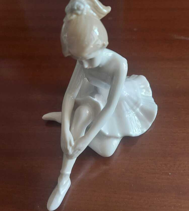 195812052025 Yükseklik 10cm Genişlik 12cm Gürcistan Porselen Balerin 1 Adet