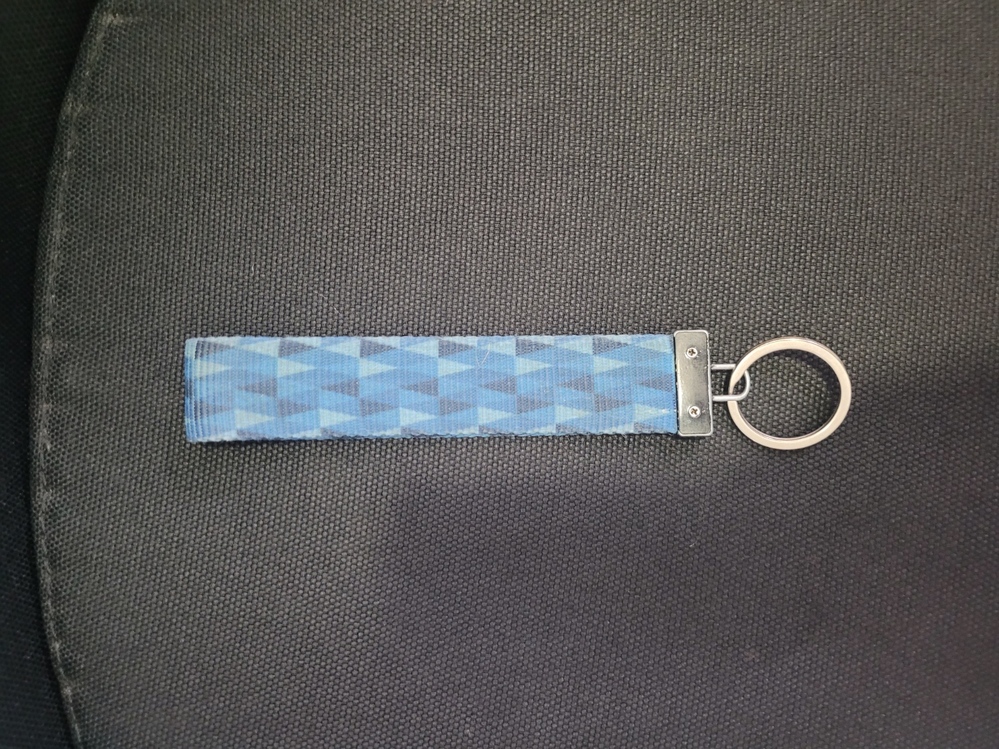 ANA-MAV-001 Metal Toka ve Mavi Geometrik Desenli Kumaş Şerit Anahtarlık