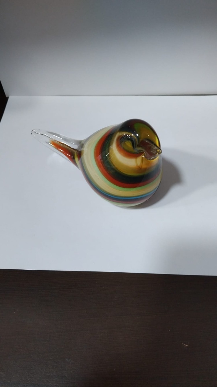 B104226042026 En..12 cm. H.8.5 cm. cam el yapımı kuş 1 adet