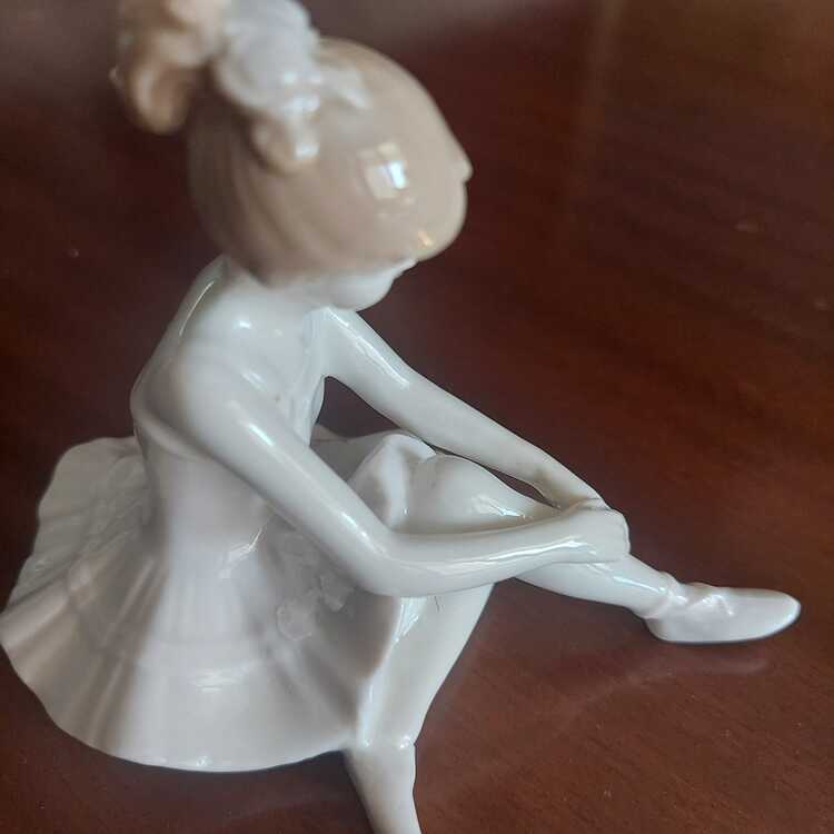 195812052025 Yükseklik 10cm Genişlik 12cm Gürcistan Porselen Balerin 1 Adet