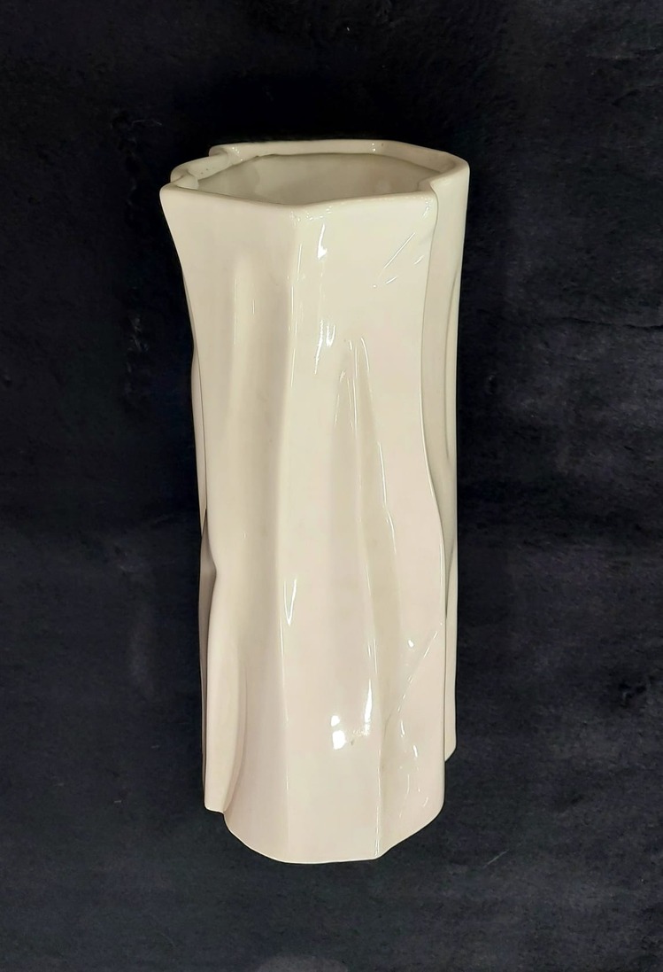 GS98572SH612 Vazo Buruşuk Yüksek Küçük Boy Bej Seramik Çap 12cm Yükseklik 30cm 1 Adet