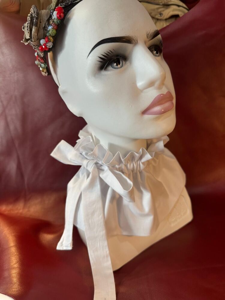 Flor beyaz renk , fiyonklu yaka 