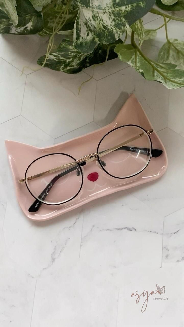 Pembe kedili gözlük tabağı