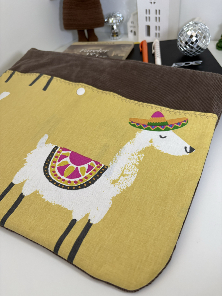 Kadife Lama- Tablet & MacBook Kılıfı