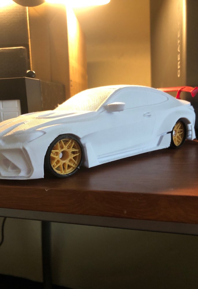 BMW M4 G82 Altın Jantlı Spor Araç Modeli