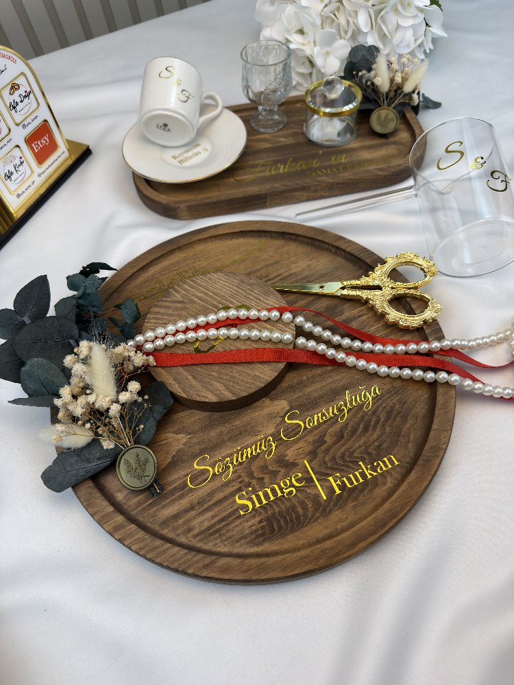 Handgefertigtes, personalisierbares Holz-Tablett-Set für Verlobung und Hochzeit | EW-292977