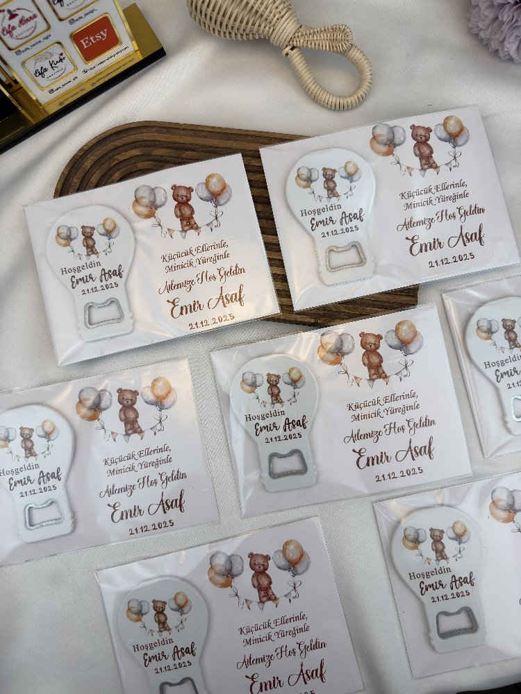 20 x Personalisierte Baby-Gastgeschenke mit Flaschenöffner und Karte | EW-292978