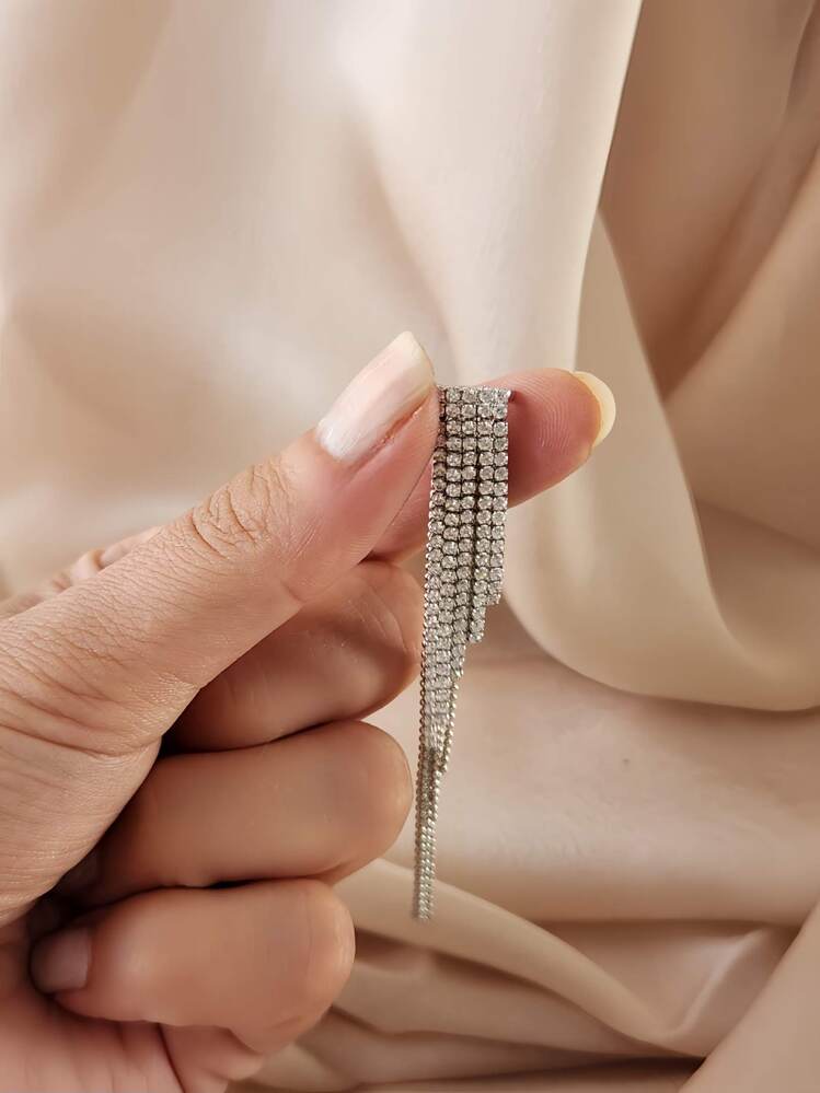 Kristal Taşlı Zincir Sallantılı Deliksiz Kıkırdak Silver Renkli Küpe - 1593