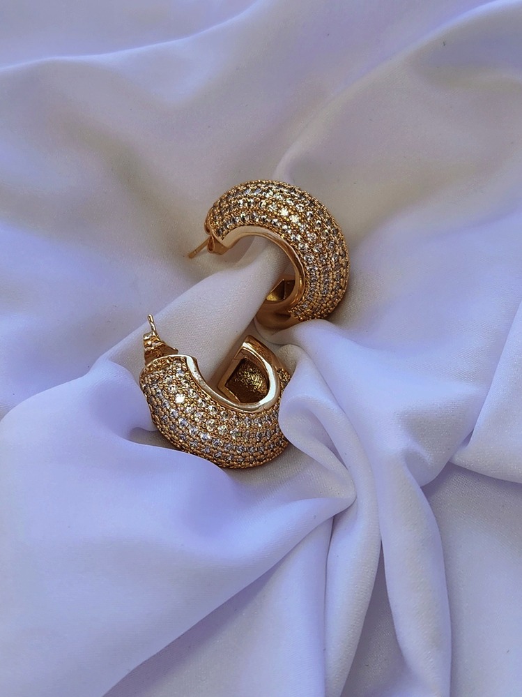 Yarım Halka Boru Model Full Taşlı Elegant Altın Kaplama Gold Renkli Çelik Küpe - 1207