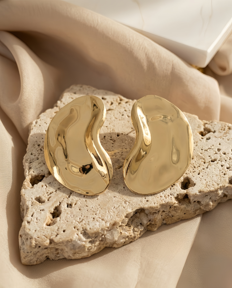 Dalgalı Plaka Model Tasarım Altın Kaplama Gold Renk Küpe - 1847