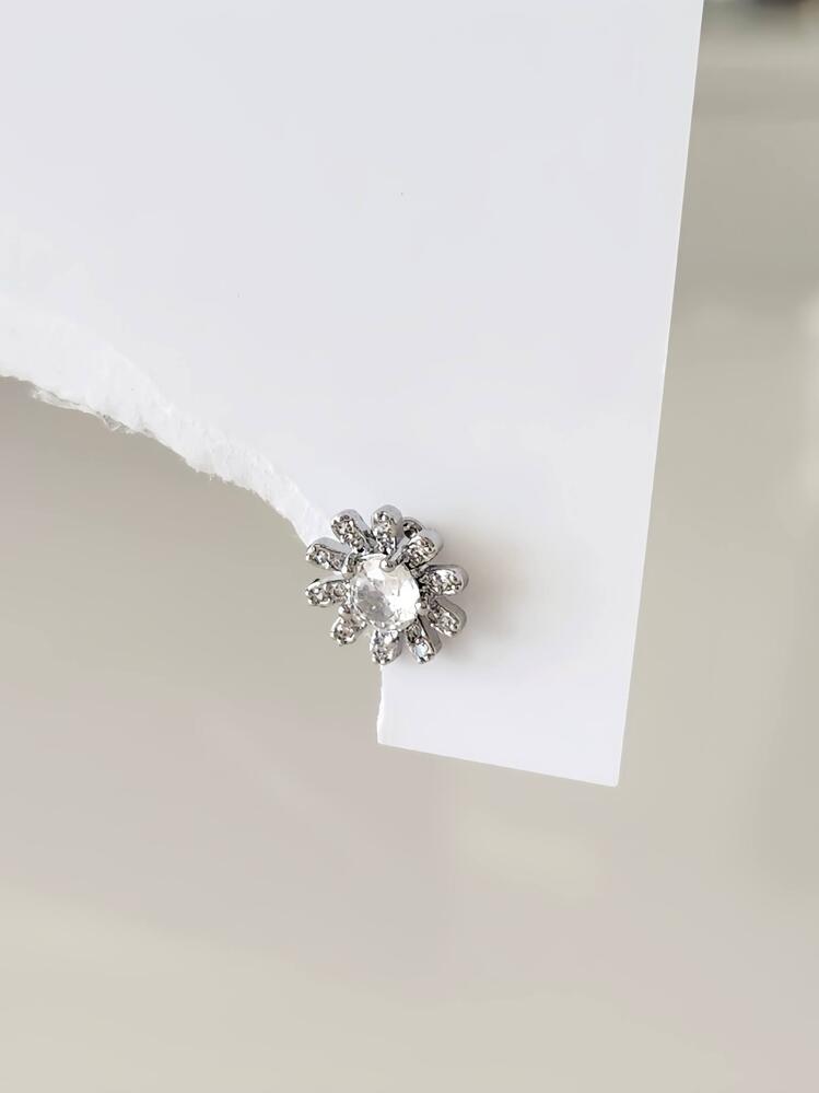 Çiçek Model Kıkırdak Piercing Tragus Helix Gümüş Renk Küpe - 1572