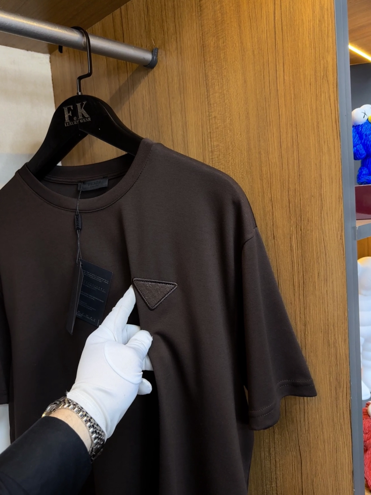 Prada Logo T-shirt ( İthal-Ütü İstemez-NFC Aktif) - Koyu Kahve