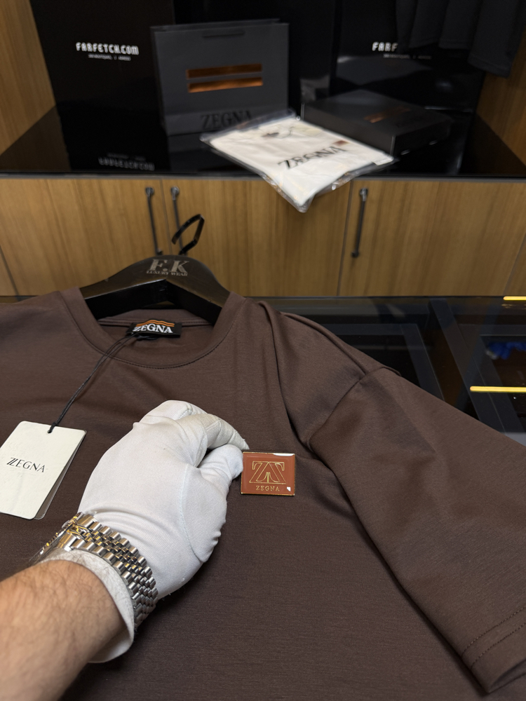 Zegna Logo Plaque T-shirt ( İthal-Ütü İstemez-NFC Aktif) Koyu Kahve