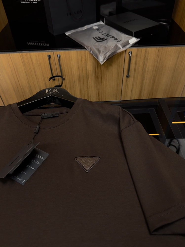 Prada Logo T-shirt ( İthal-Ütü İstemez-NFC Aktif) - Koyu Kahve