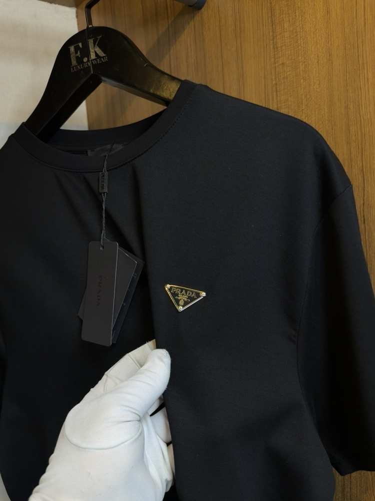 Prada Logo Plaque T-shirt ( İthal-Ütü İstemez-NFC Aktif)