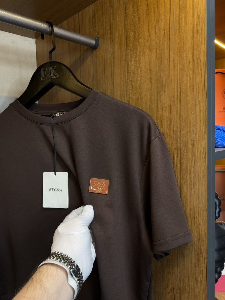Zegna Logo Plaque T-shirt ( İthal-Ütü İstemez-NFC Aktif) Koyu Kahve