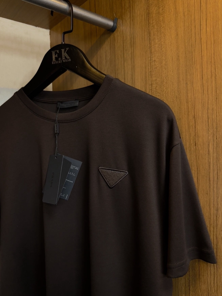 Prada Logo T-shirt ( İthal-Ütü İstemez-NFC Aktif) - Koyu Kahve