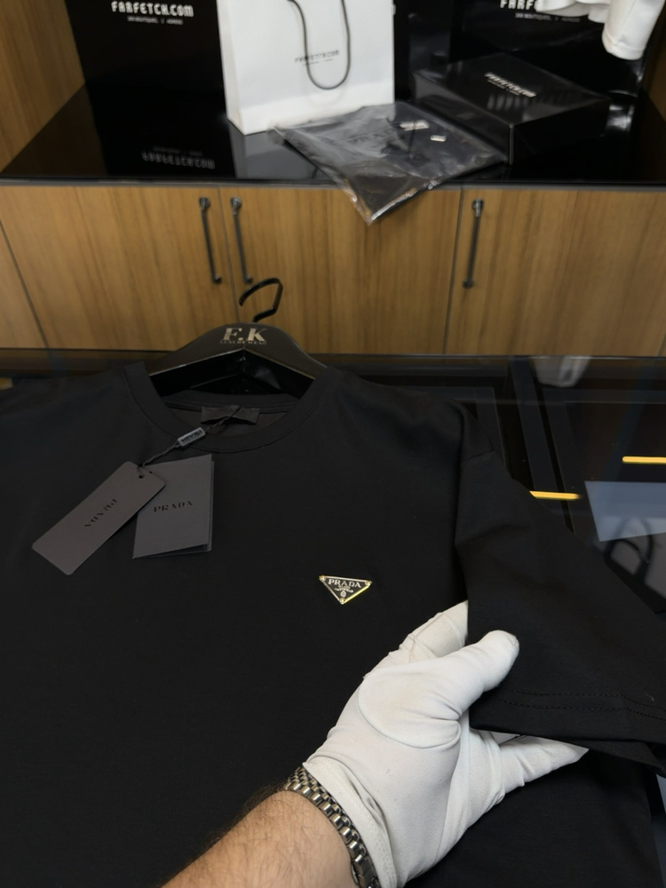 Prada Logo Plaque T-shirt ( İthal-Ütü İstemez-NFC Aktif)