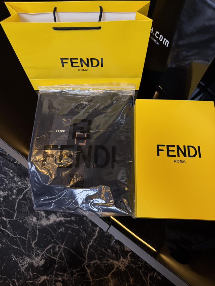 Fendi Logo T-shirt ( İthal-Ütü İstemez-NFC Aktif) 