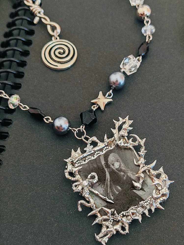 Suigintou Framed Pendant