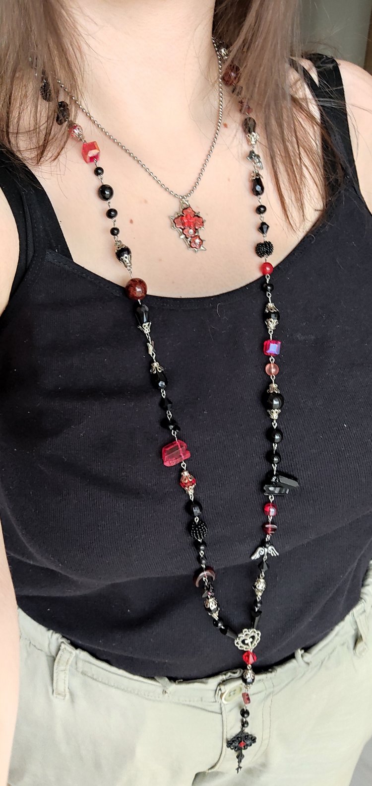 Shadow & Crimson: Çok Yönlü Kullanımlı Uzun Gotik Kolye