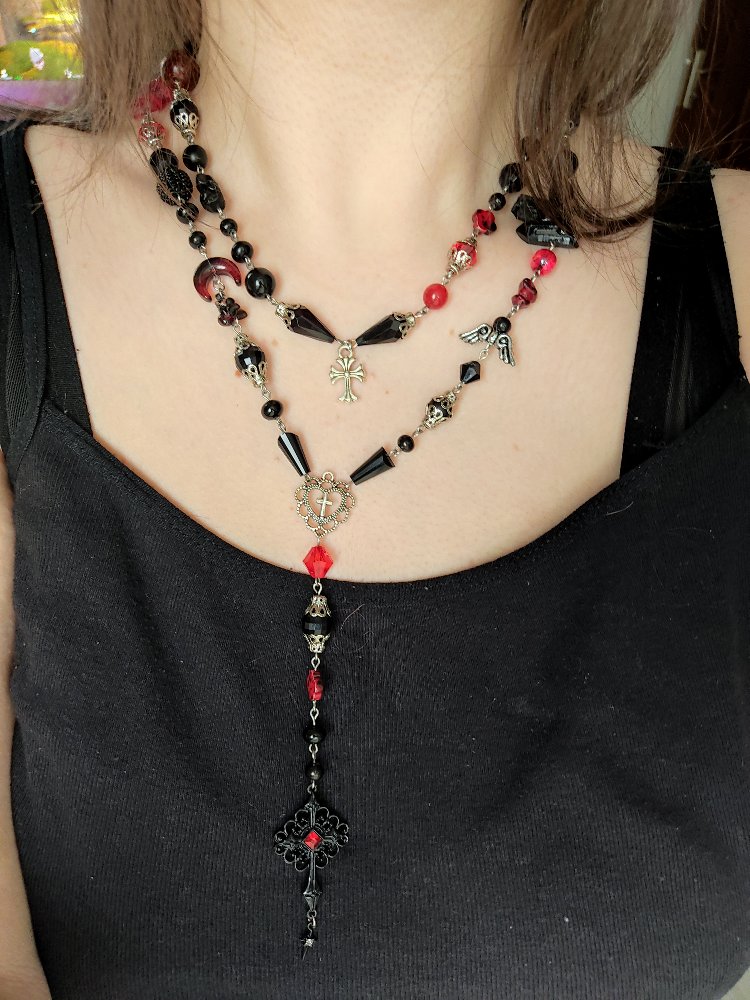 Shadow & Crimson: Çok Yönlü Kullanımlı Uzun Gotik Kolye